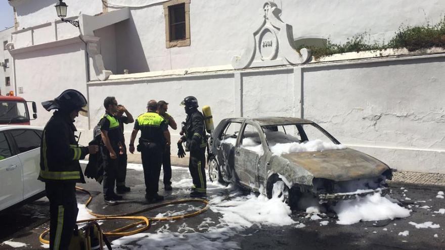 Arde un coche por causas desconocidas en Almendralejo