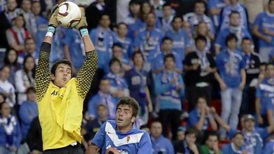 Barrio bloca un balón en presencia de Pelayo y Carlinos en el duelo del año pasado.