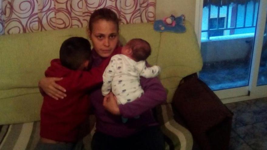 La mujer y sus dos pequeños, en su vivienda que ha logrado conservar tras las protestas de la PAH