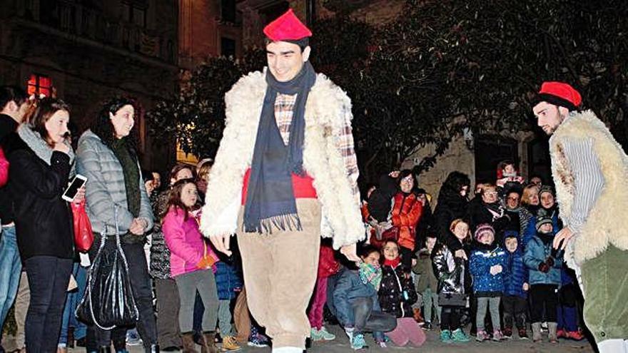 Moment de l&#039;actuació a la plaça del Palau Episcopal, punt inicial del recorregut