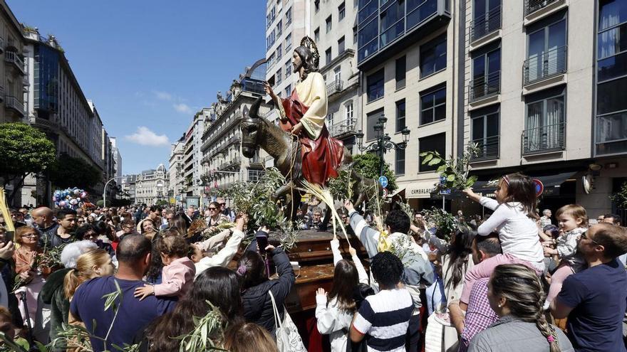La Semana Santa de Vigo entra en sus días grandes con procesiones en el centro, Teis y Bouzas