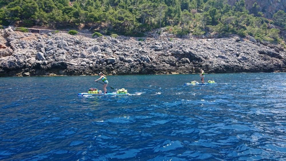 Dos mujeres dan la vuelta a Mallorca en 'paddle surf' con fines solidarios