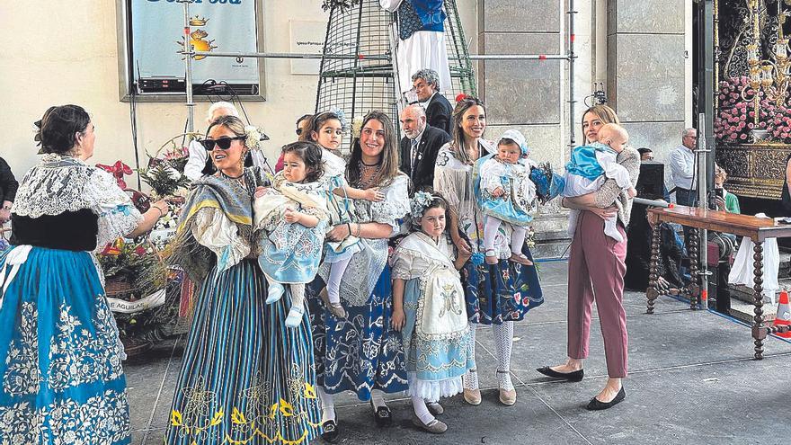 Devoción y flores para la Virgen de los Dolores de Águilas