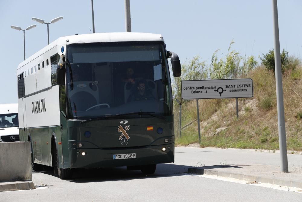 Junqueras, Romeva, Sànchez i Cuixart arriben a la presó de Lledoners