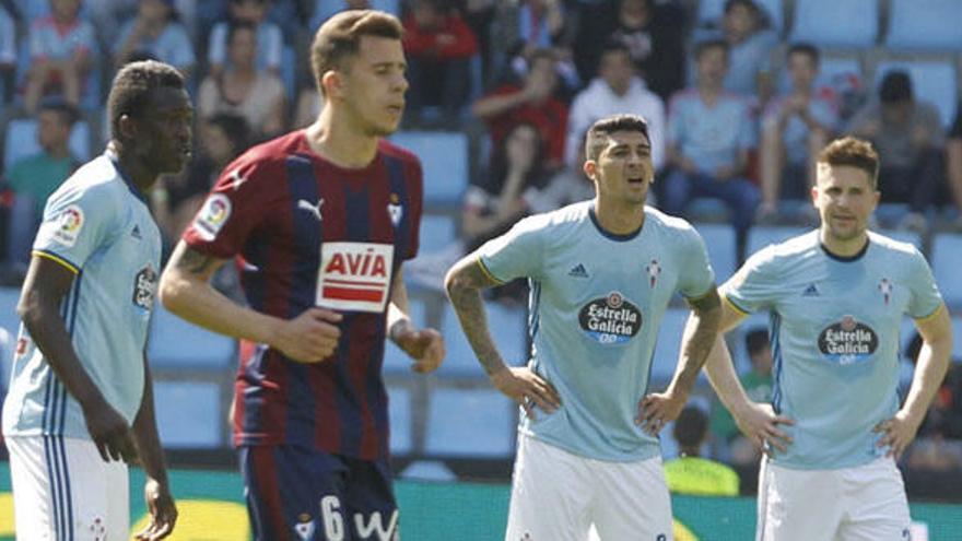 Pape, &#039;Tucu&#039; Hernández y Fontás, tras recibir el primer gol del Eibar. // José Lores