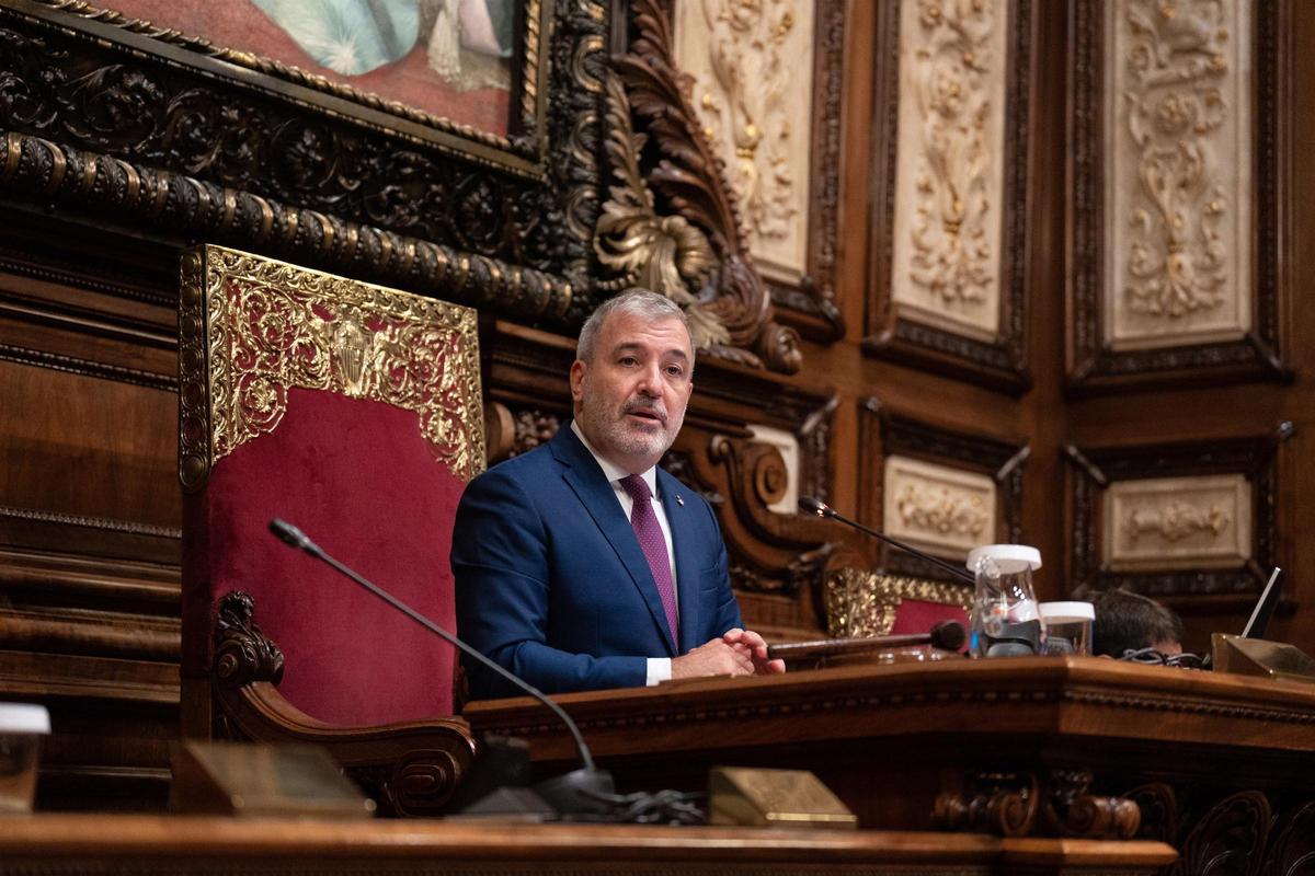 El alcalde de Barcelona, Jaume Collboni, preside el primer pleno municipal en el Ayuntamiento después de la sesión de investidura.