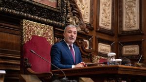 El alcalde de Barcelona, Jaume Collboni, preside el primer pleno municipal en el Ayuntamiento después de la sesión de investidura.