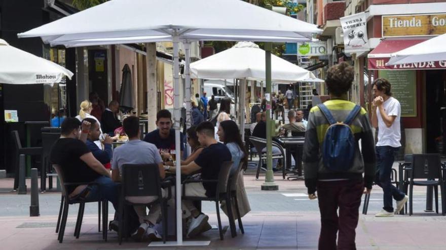 El paro en Canarias cae en 600 personas en el verano y destruye 1.900 empleos