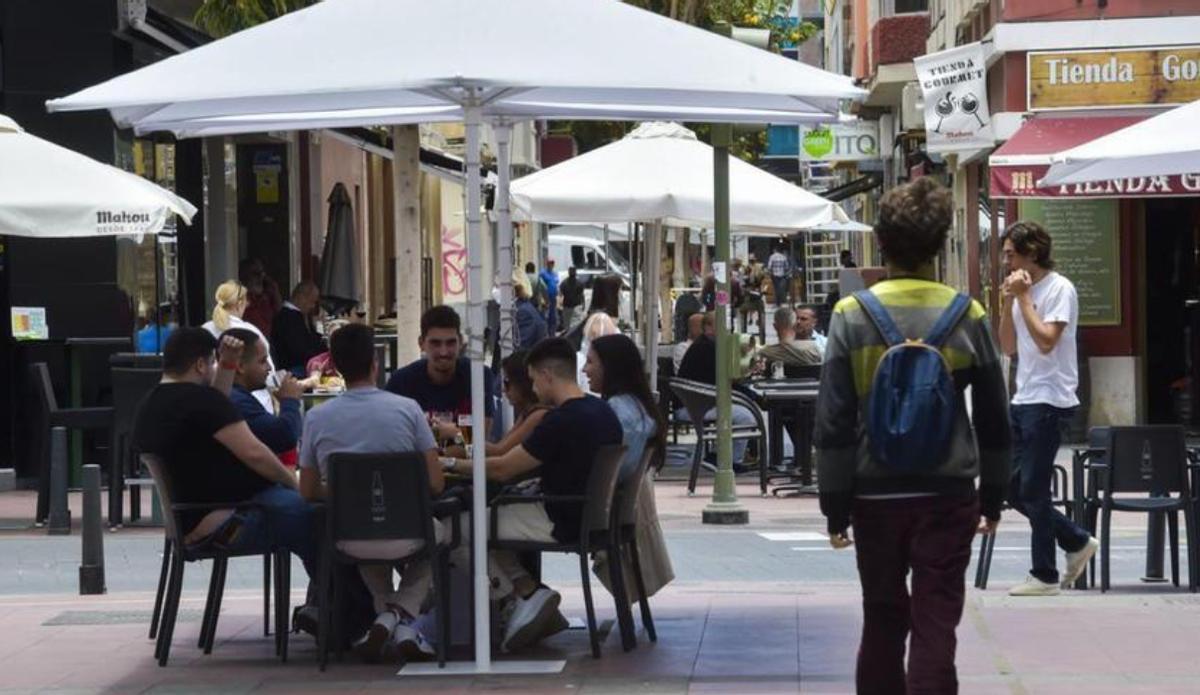 El paro en Canarias cae en 600 personas en el verano y destruye 1.900 empleos