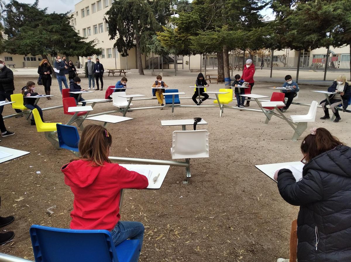 Un alumno lee un fragmento de "Oliver Twist" durante la clase al aire libre