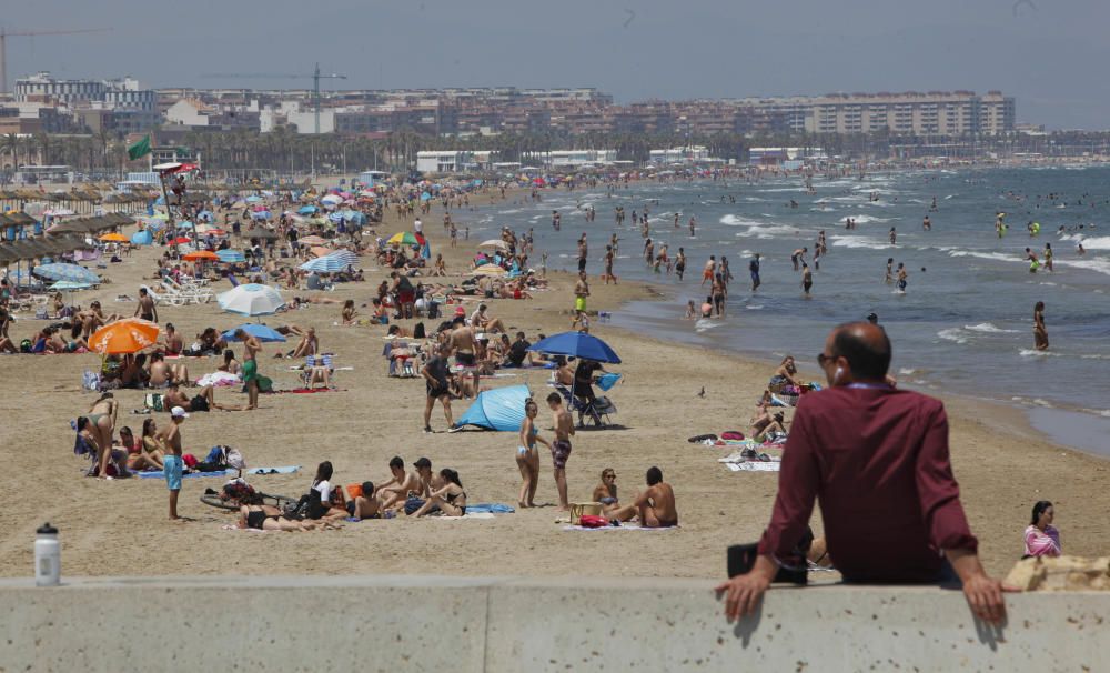 Los valencianos se refugian del poniente en la Mal