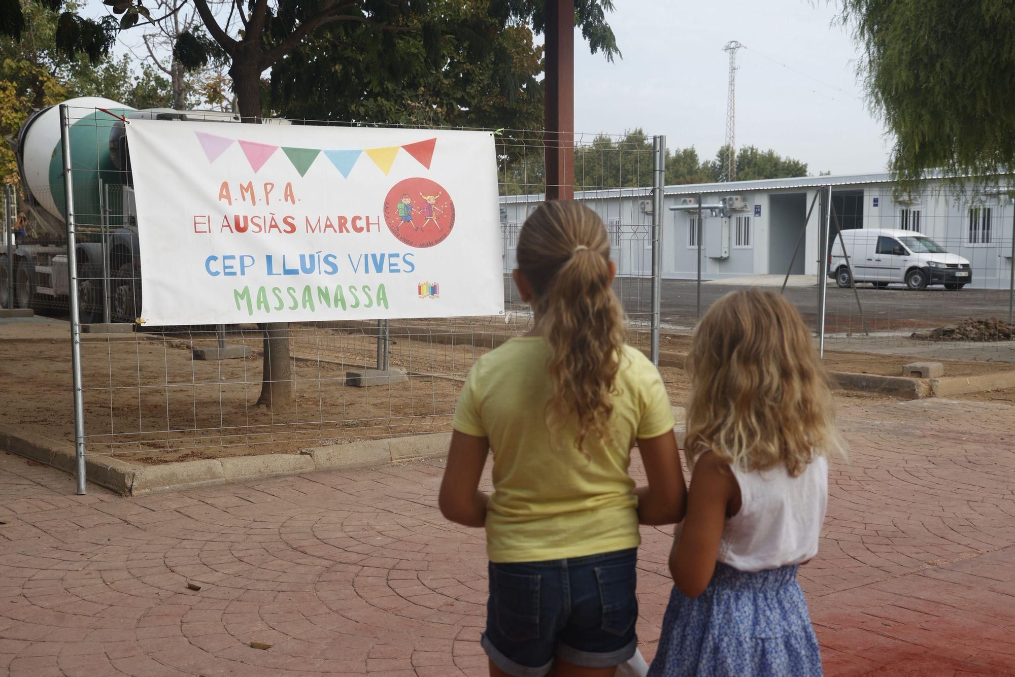 Vuelta al colegio en Massanassa con protestas de las AMPA y operarios aún trabajando