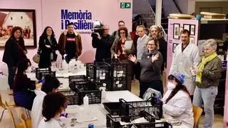 Visita de las asociaciones de víctimas de la dana al laboratorio de recuperación de fotografías en Torrent