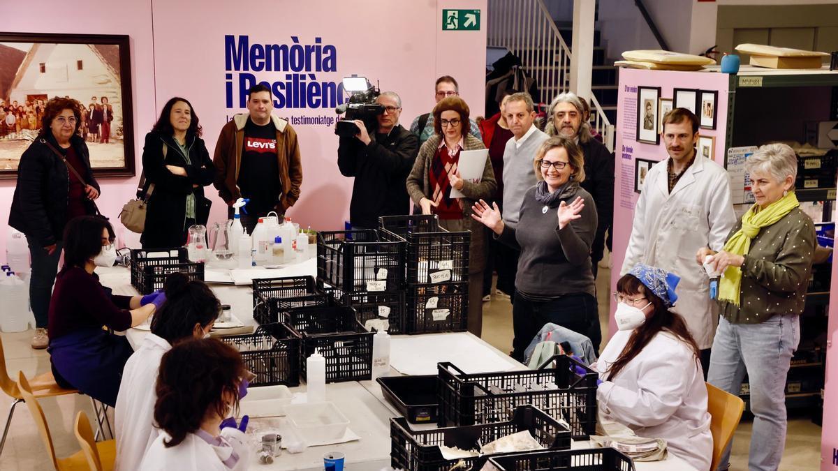 Visita de las asociaciones de víctimas de la dana al laboratorio de recuperación de fotografías en Torrent