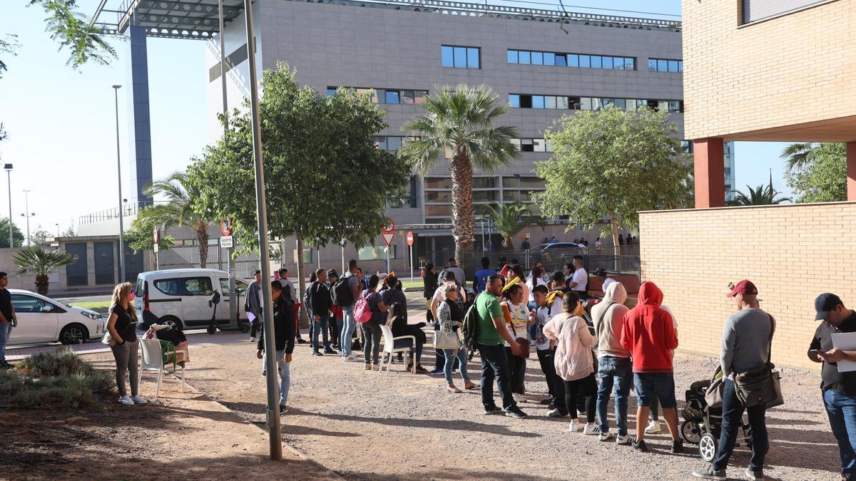 Colas en extranjería antes de la implantación de la cita previa.