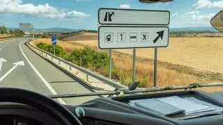 ¿Cómo sabes si te tienes que desviar para echar gasolina durante un viaje?