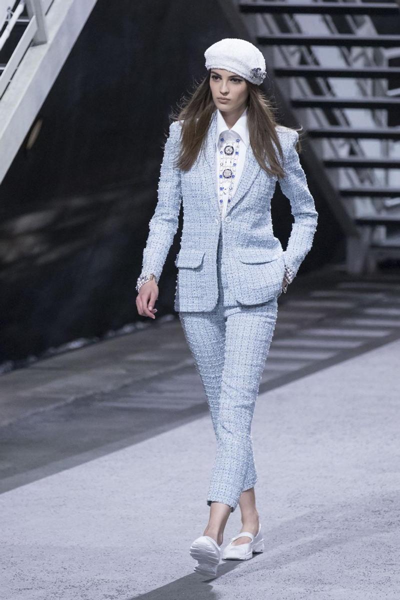 Traje azul de la colección Crucero de Chanel 2018