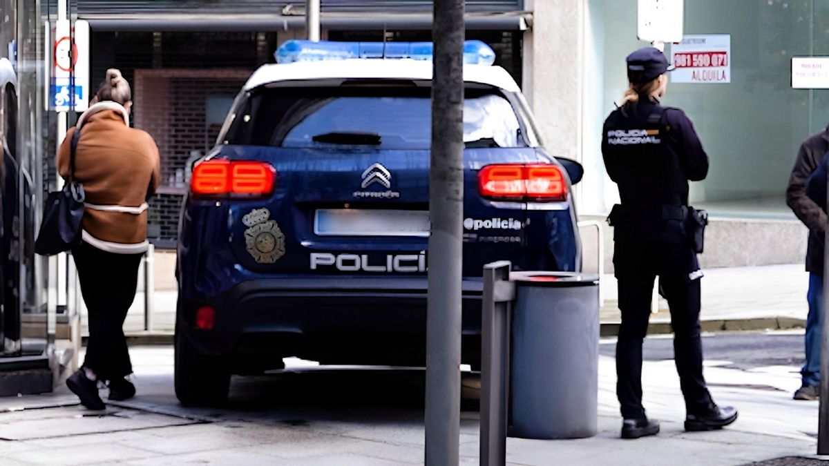 Un coche de policía en el Ensanche