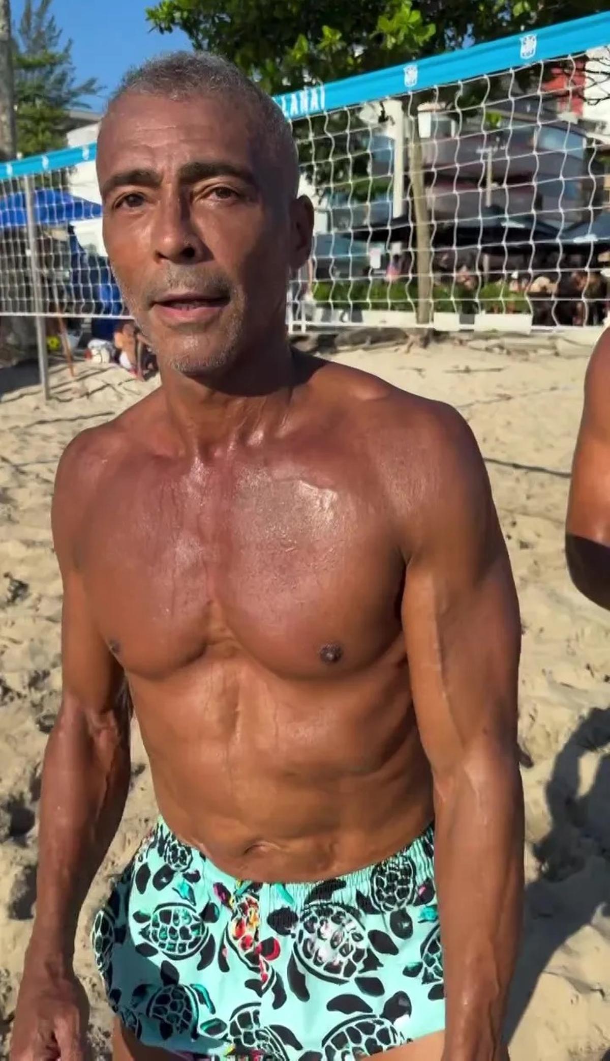 Romário participó en un torneo de futvoley en Río durante el Carnaval.