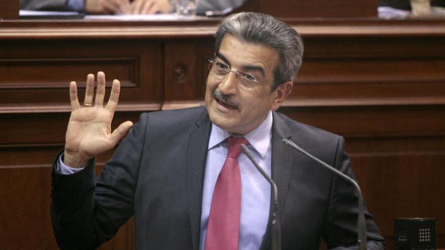 Román Rodríguez (Nueva Canarias) durante su intervención ayer en el Pleno del Parlamento. i EFE