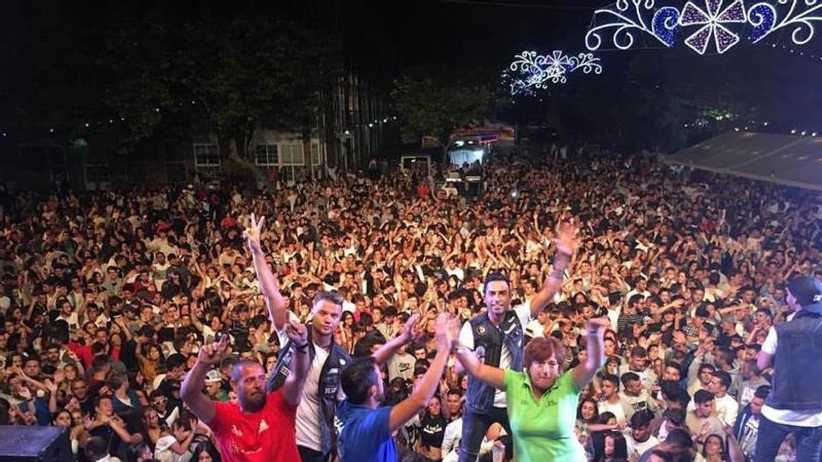 Multitudinaria verbena del Combo Dominicano para cerrar las fiestas de Santa Ana en 2016.