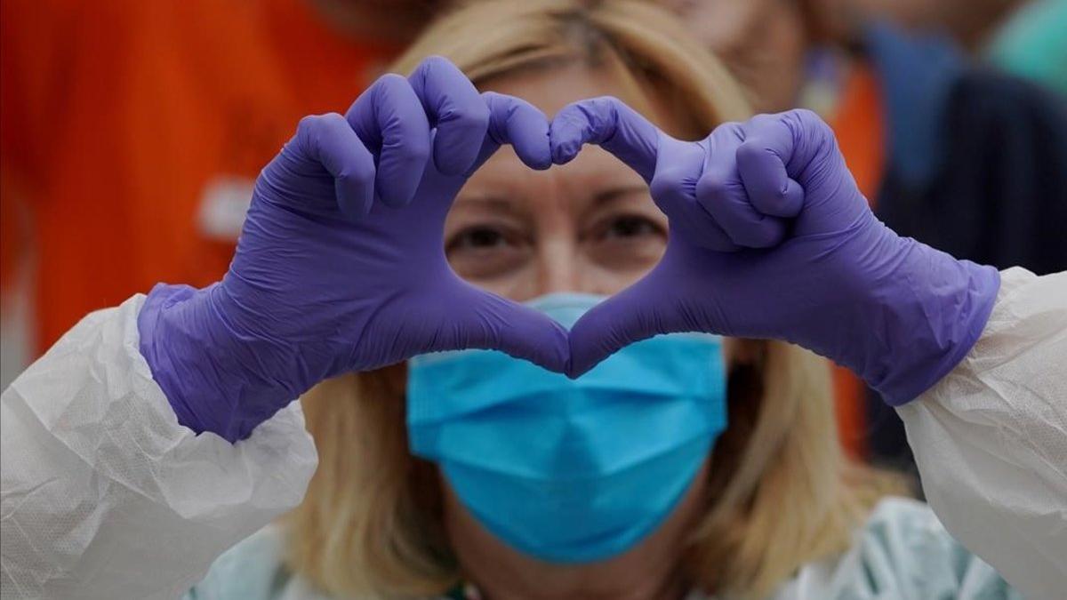 Una enfermera, durante los aplausos a los sanitarios en el Hospital Gregorio Marañón, el 2 de abril