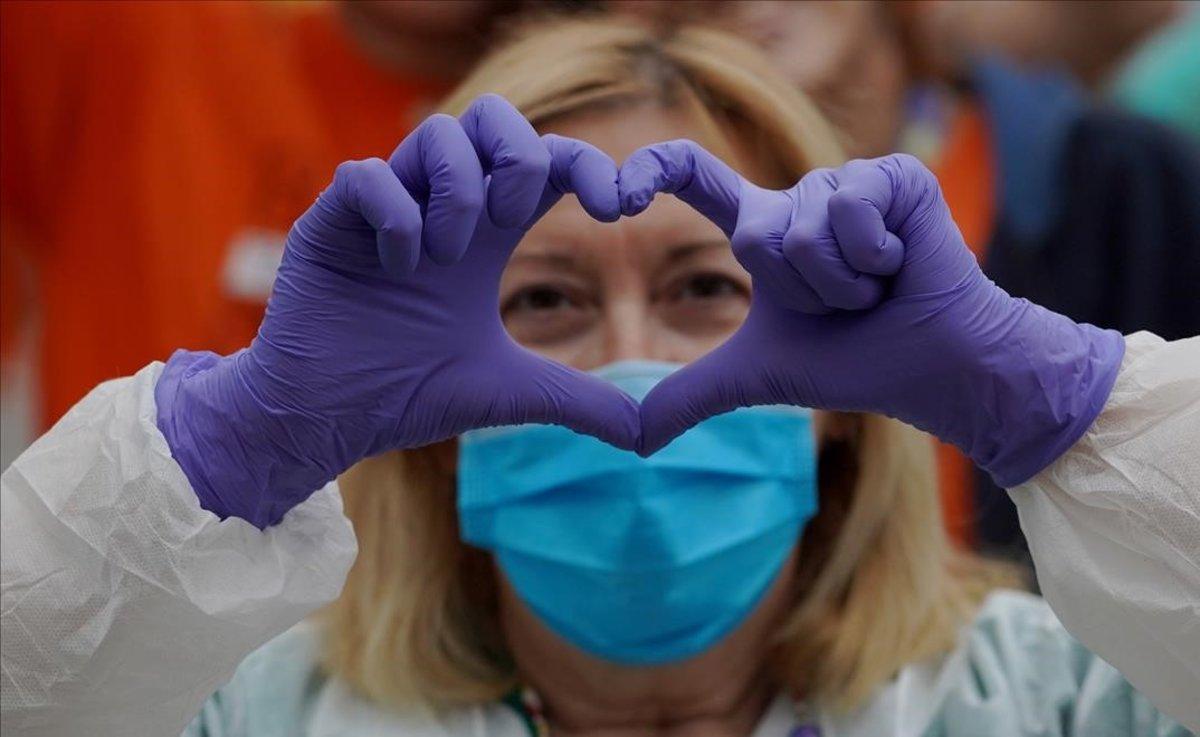 Una enfermera, durante los aplausos a los sanitarios en el Hospital Gregorio Marañón, el 2 de abril.