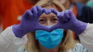 Una enfermera, durante los aplausos a los sanitarios en el Hospital Gregorio Marañón, el 2 de abril.