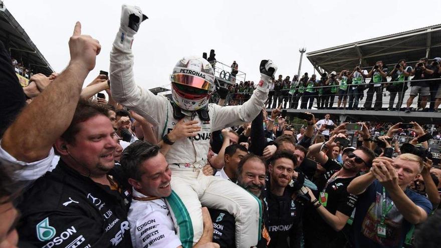 Hamilton da el título de constructores a Mercedes