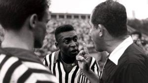 El día en el que Pelé se vistió de árbitro