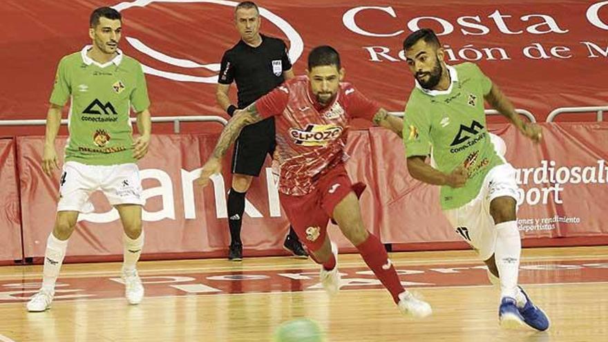 Nunes disputa el balón a un jugador de ElPozo Murcia.