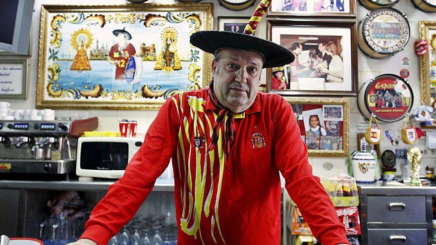 Manuel Cáceres, en su bar &#039;Tu museo deportivo&#039; de València.