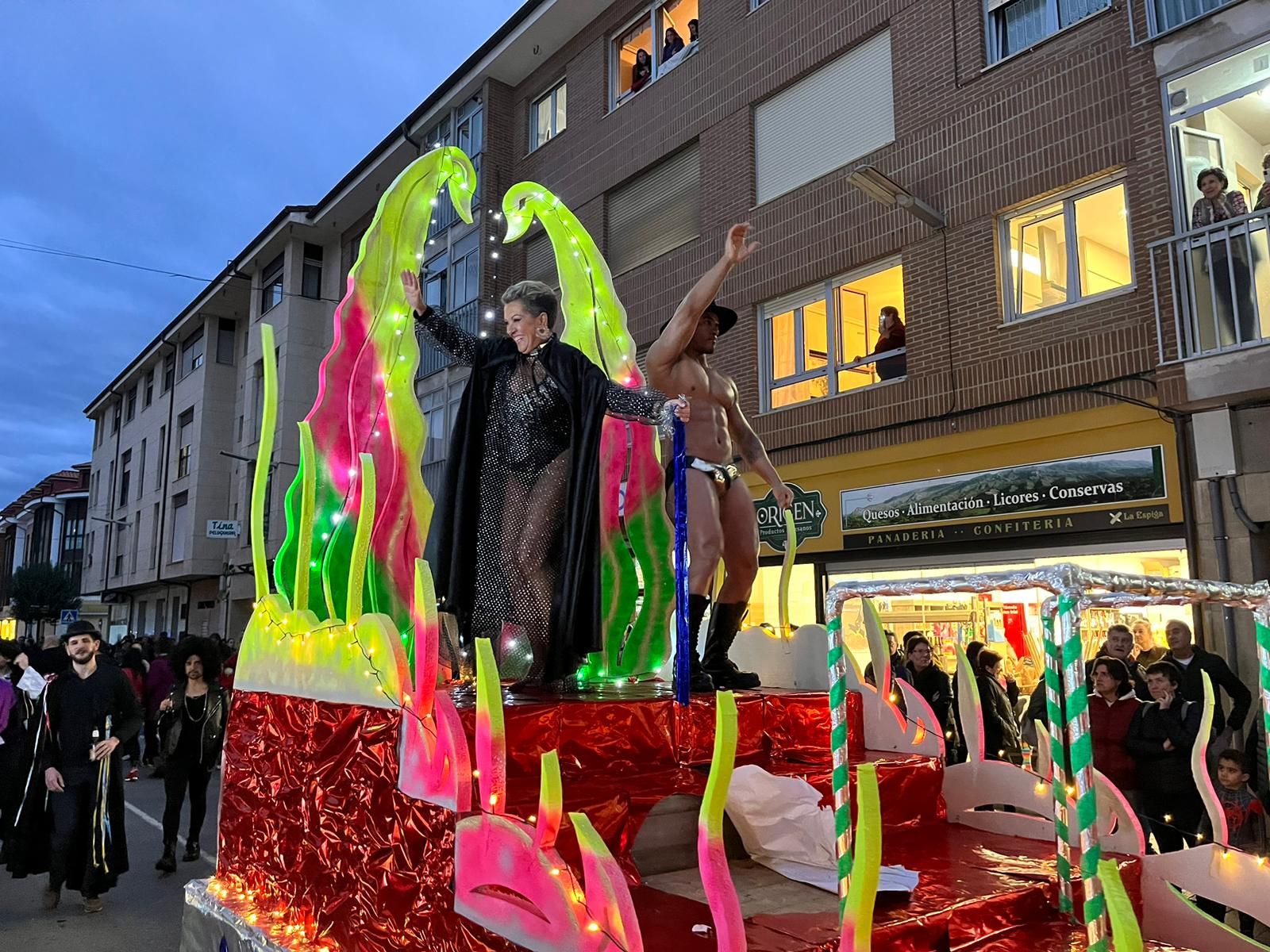 La locura del carnaval llena Posada de Llanes: así fue el multitudinario desfile