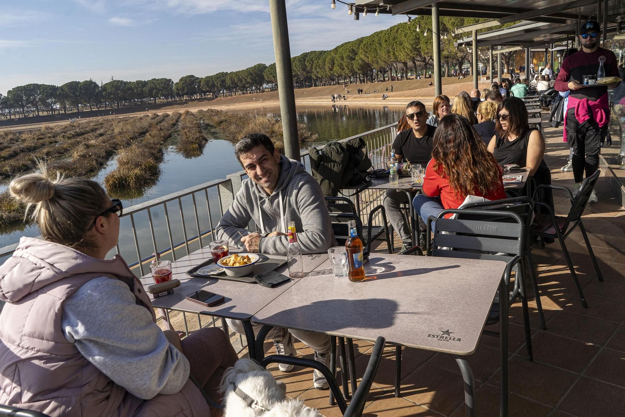 Terrasses plenes al Bages al gener, i en màniga curta