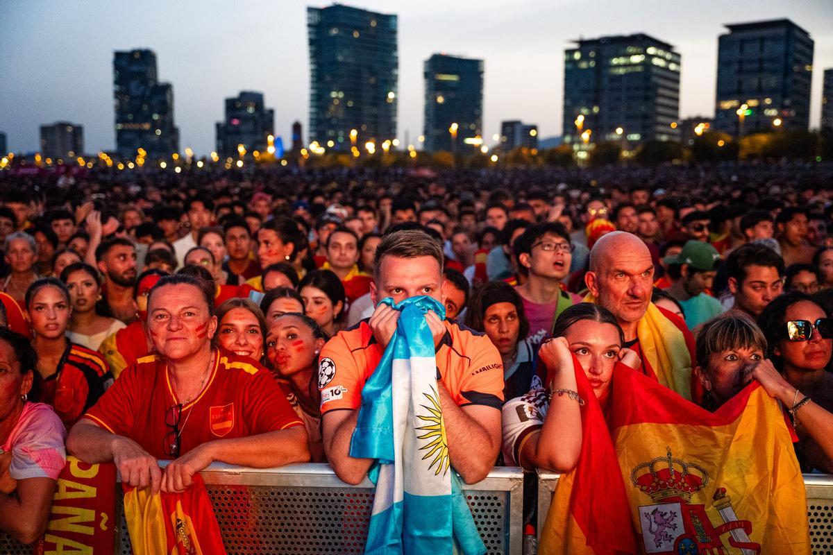 Aficionados de la selección española y de la selección argentina siguen la final del Mundial 2026 en la pantalla gigante situada en la Plataforma Marina del Fòrum