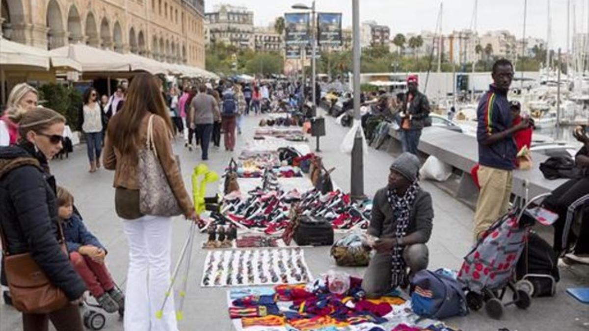 La zona del Port Vell, el 17 de octubre, tomada por decenas de manteros.