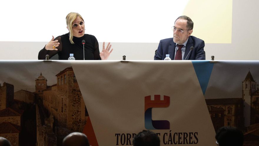 Elena Manzano imparte una conferencia de financiación autonómica en Cáceres