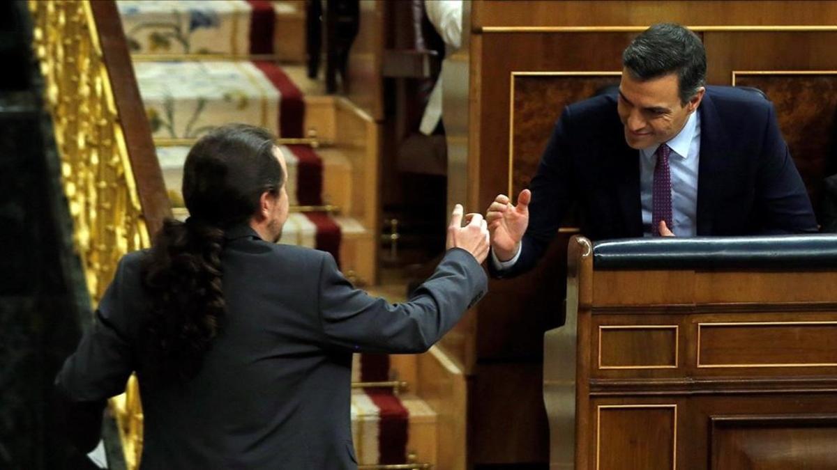 Pablo Iglesias saludando a Pedro Sánchez durante última sesión del debate de investidura.