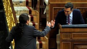 Pablo Iglesias saluda a Pedro Sánchez durante el debate de investidura del día 7.