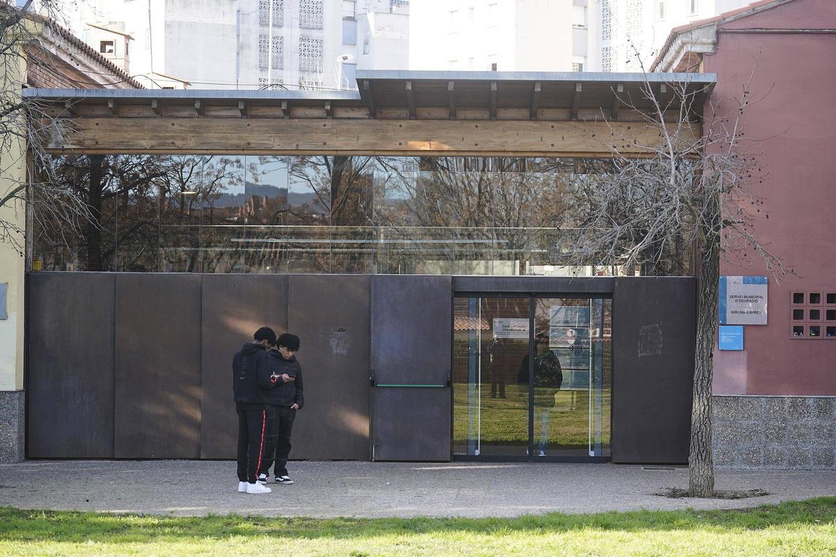 Uns joves a l’entrada del CFA Bertana, al carrer Narcís Xifra de Girona.