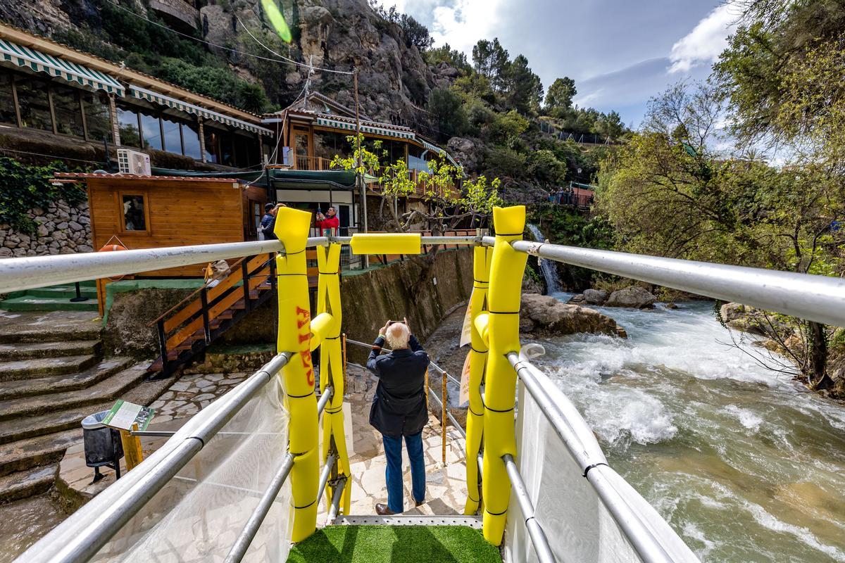 Callosa d'en Sarrià reabre en precario las Fuentes del Algar tras los graves daños por el temporal Callosa d'en Sarrià reabre en precario las Fuentes del Algar tras los graves daños por el temporal