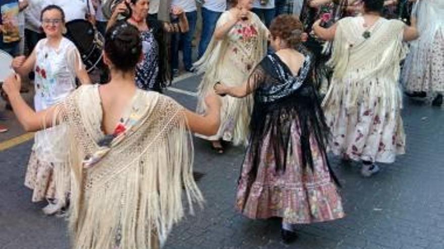 Grupos de danzas de diez pueblos de la Mariola bailan en Muro