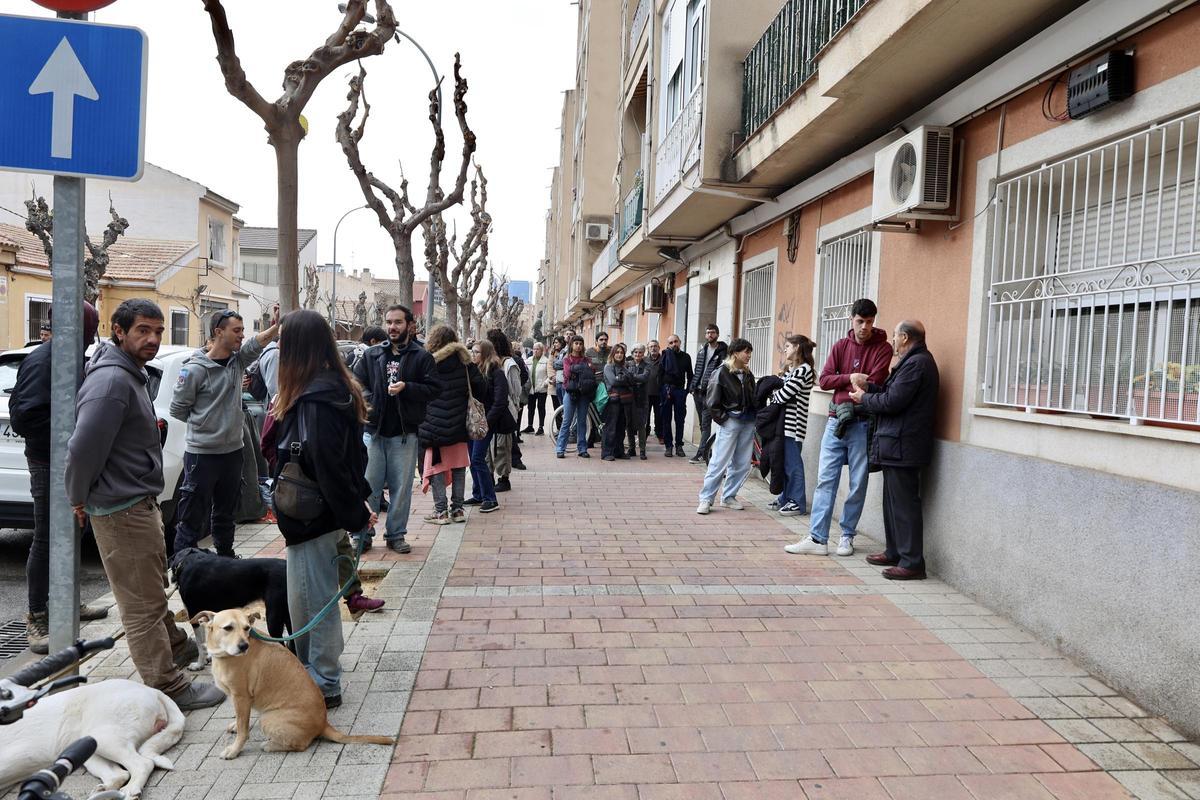 El desalojo se iba a producir en la calle Ramón Gallud de Murcia este viernes ante la presencia de decenas de personas.