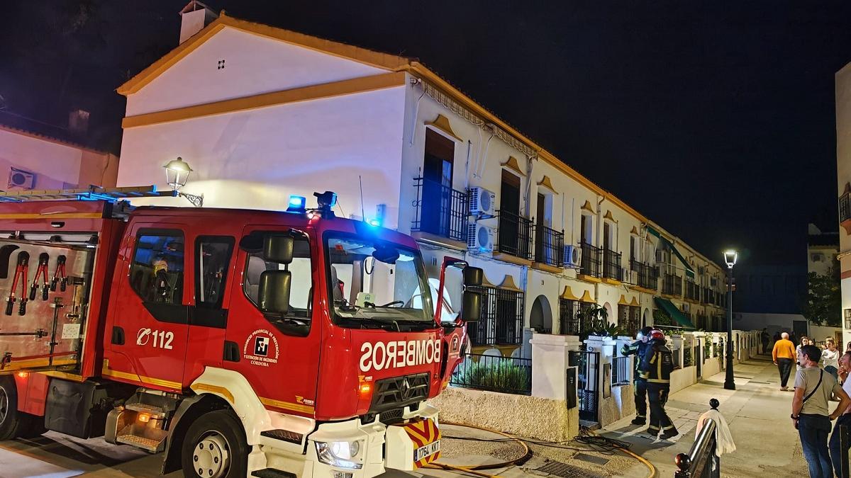 Un camión de bomberos en el lugar del incendio, anoche en Palma del Río.