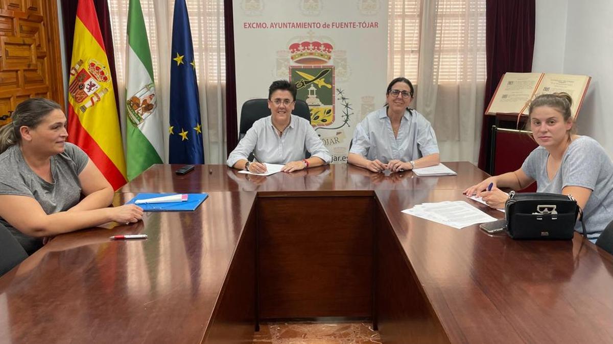 La alcaldesa de Fuente Tójar firma la compra del inmueble para la oficina de turismo.
