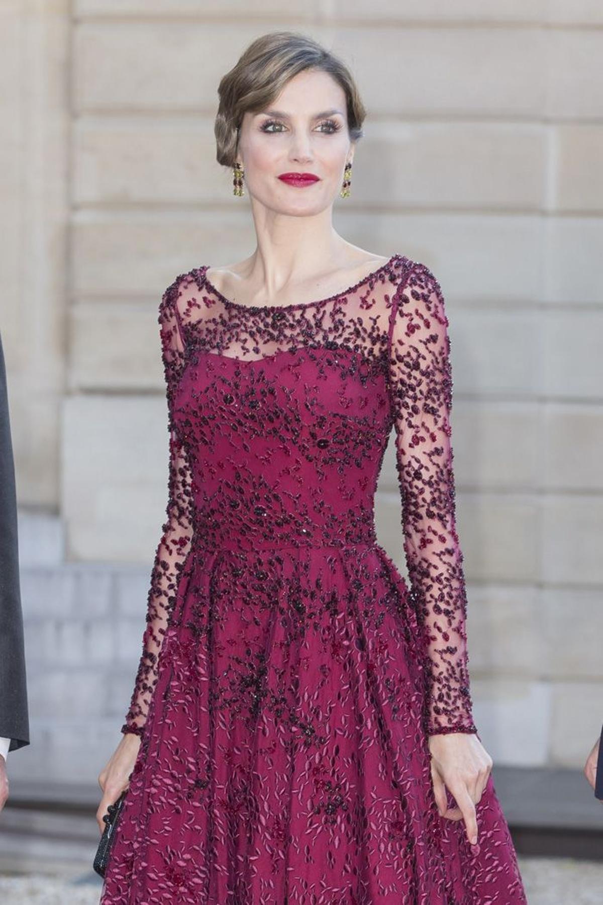 Letizia Ortiz: vestido borgoña en París