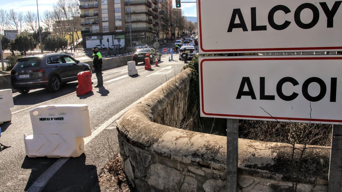 Control en uno de los accesos a Alcoy por el cierre perimetral dictado en enero a raíz de la alta incidencia del coronavirus.