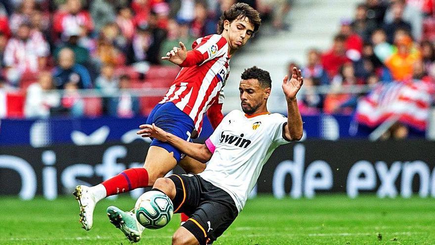 Coquelin frena a Joao Félix durante el partido que el Valencia jugó en el Wanda esta temporada.
