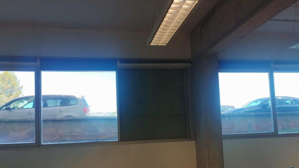 Imagen de la ventana relacionada con el accidente del pasado miércoles en la UIB