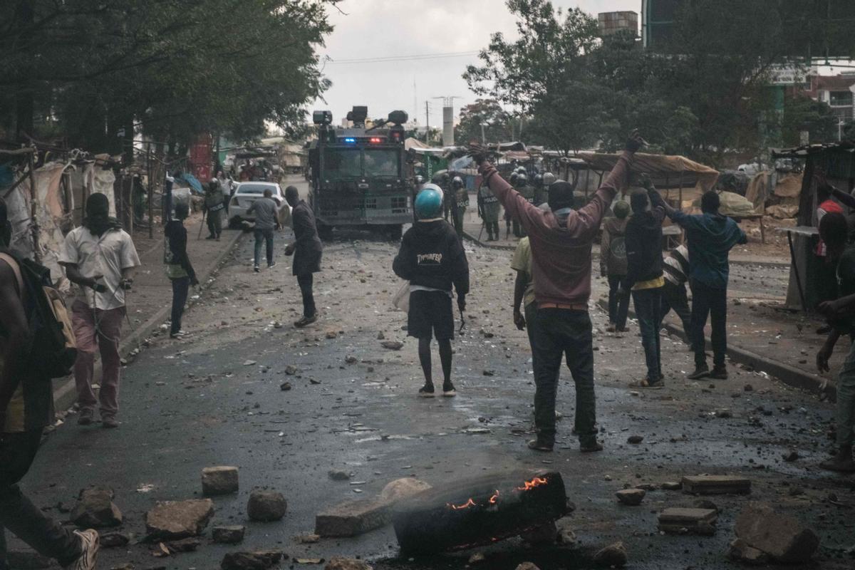 Protesta masiva convocada por el líder de la oposición Raila Odinga, afirma que le robaron las últimas elecciones presidenciales de Kenia y culpa al gobierno por el aumento del costo de vida en Nairobi.